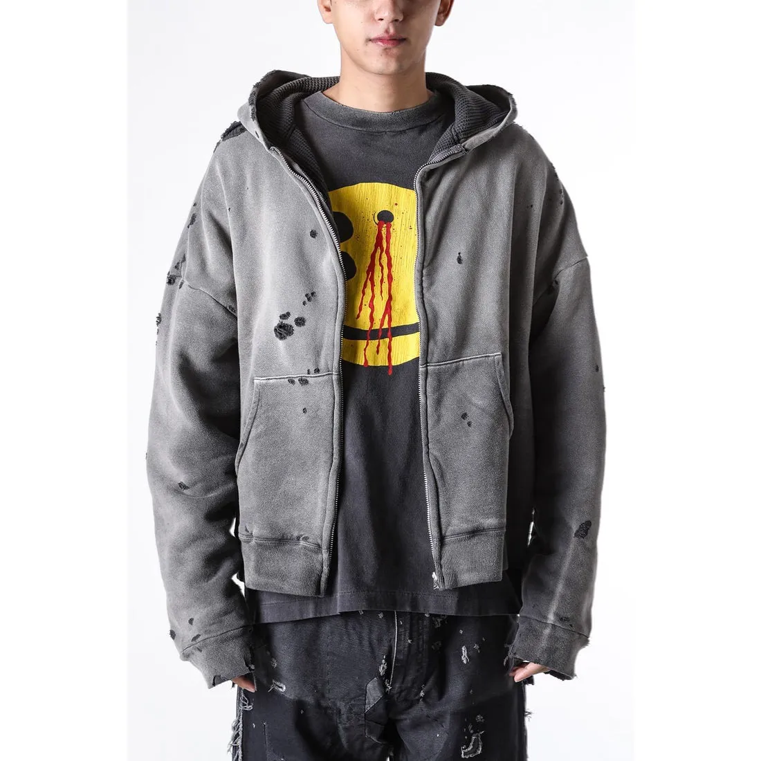 SAINT Mxxxxxx DBL FACE ZIP UP HOODIE/CHARCOAL Double-layer destroyed waffle zipper jacket, washed black S-XL, a style that has been used in the summer. After continuous fine polishing, it has finally been shipped. The finished product is simply a work of art. Super heavy washing to make the weather look old. Multiple water fades. Excessive manual wormhole damage processing. Deconstruction and reorganization embroidery technology. Custom-made zipper with LOGO. The color details of the zipper webbing are also correct. Original grade fruit main label and wash water label. Top purchasing grade. A layer of waffle fabric is added to the inner lining to make the overall texture stronger and increase the comfort and warmth of the wearer.